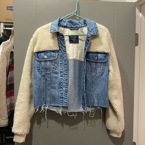 Abercrombie & Fitch Cropped Denim Jacket